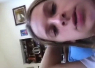 动物园色情片，一只棕色的狗舔着她湿润的阴道